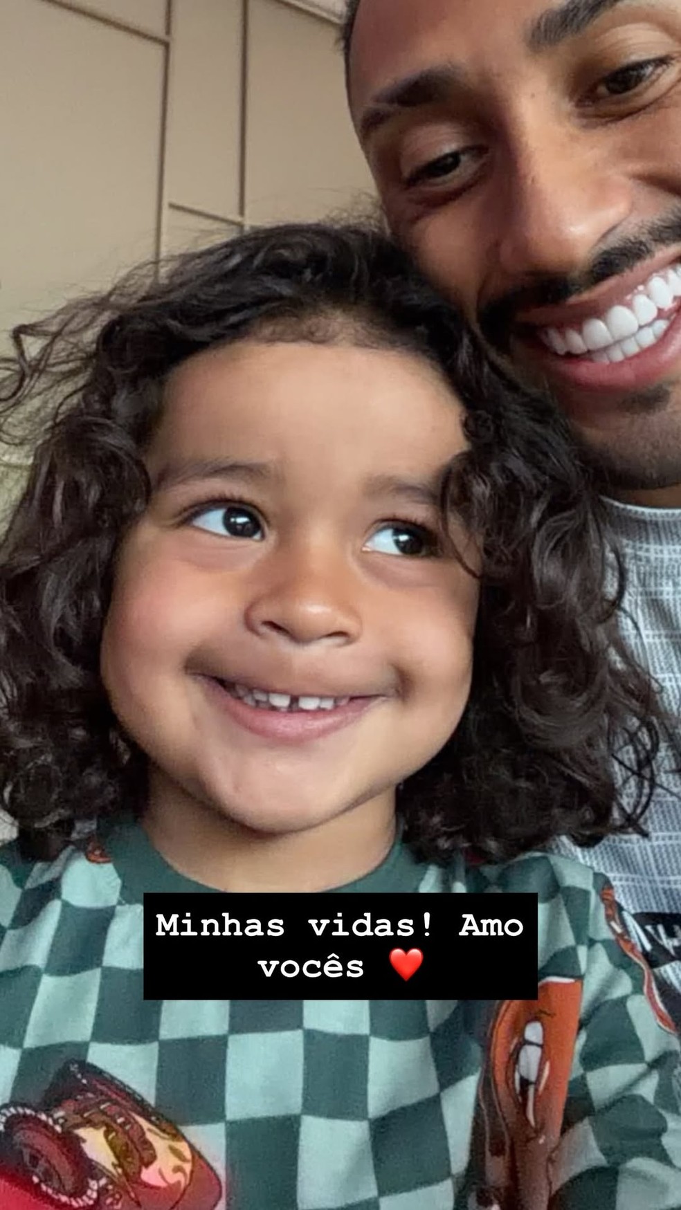Mulher de Raphinha agradece apoio do jogador na rotina da família — Foto: Reprodução/Instagram
