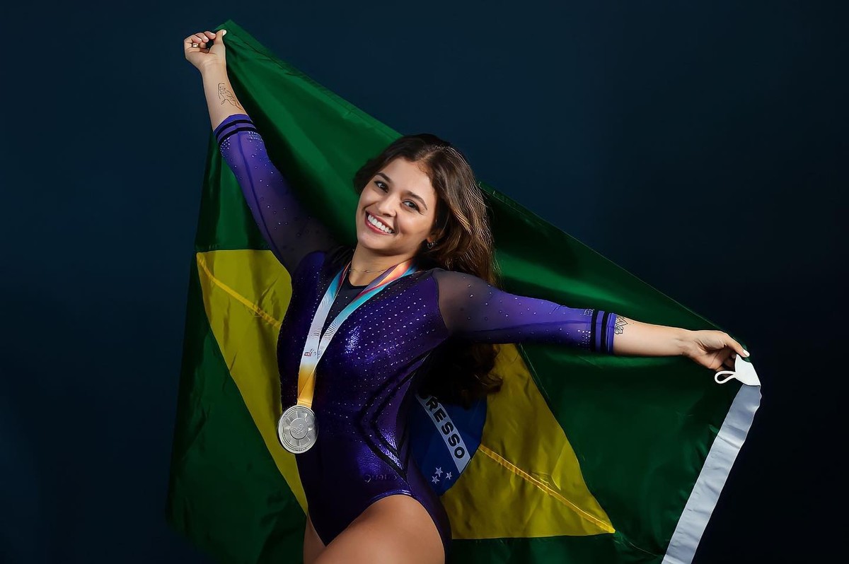 Alice Gomes fala de trajetória na ginástica de trampolim, sonho olímpico e apoio de namorado jogador de vôlei | Esportes