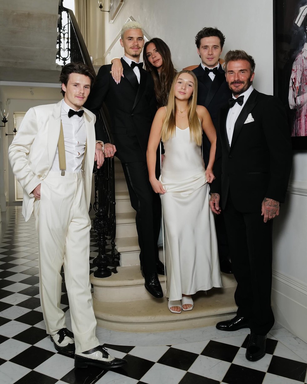 Victoria Beckham e David Beckham com os filhos Brooklyn, Romeo, Cruz e Harper — Foto: Reprodução/Instagram