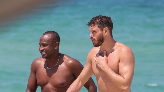 Thiaguinho e Bruninho se refrescam em dia de praia no Rio; fotos