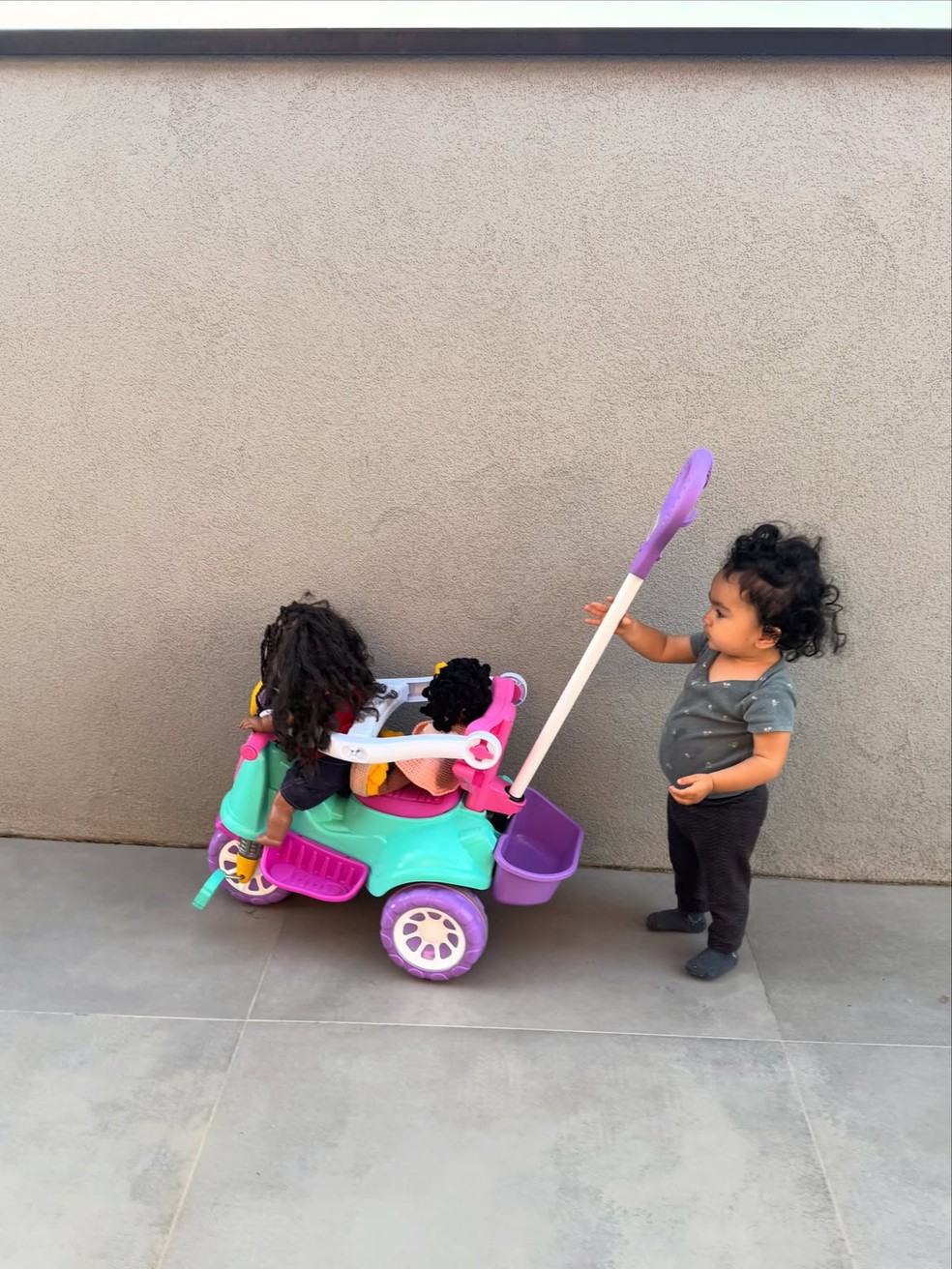Aretha Oliveira mostra a filha, Aniki, brincando com a boneca da chiquitita Pata — Foto: Raeproução/Instagram