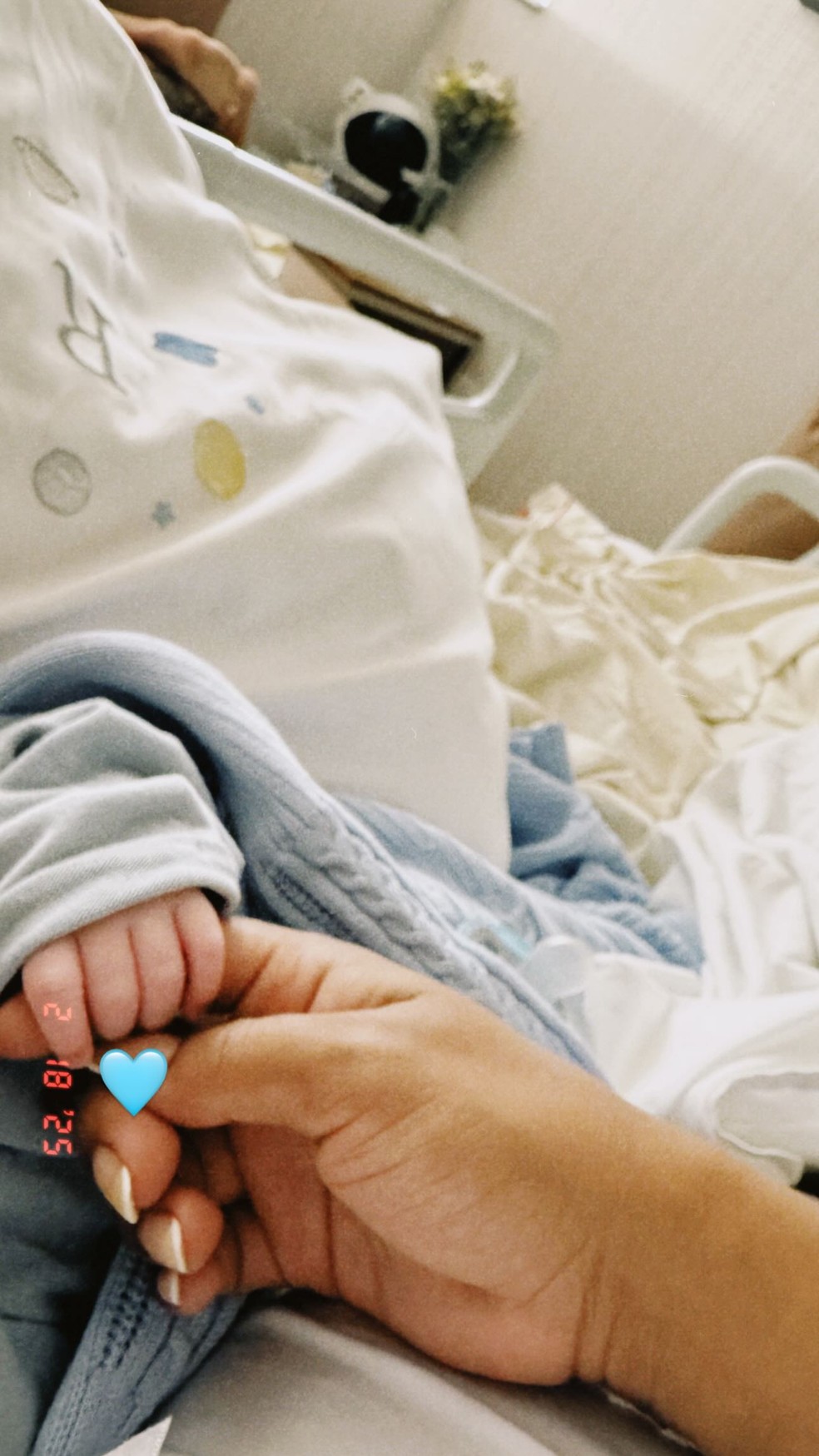 Lorena Maria segurando a mão de Rás — Foto: Reprodução/Instagram