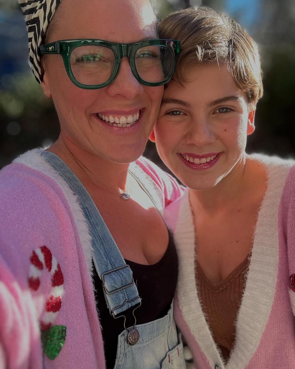 Filha de 14 anos de Pink surpreende ao cantar com a mãe e Hugh Jackman ...