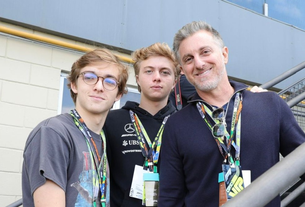 Luciano Huck com os filhos, Ben&iacute;cio e Joaquim &mdash; Foto: Rafa Cusato/Quem