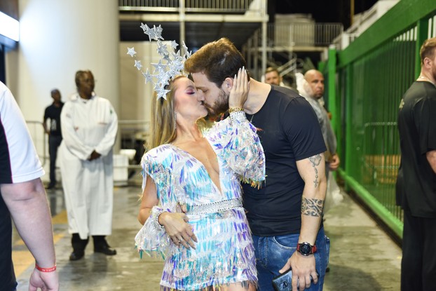 Carla Díaz e Felipe Becari se beijam em ensaio da Terceiro Milênio, em São Paulo