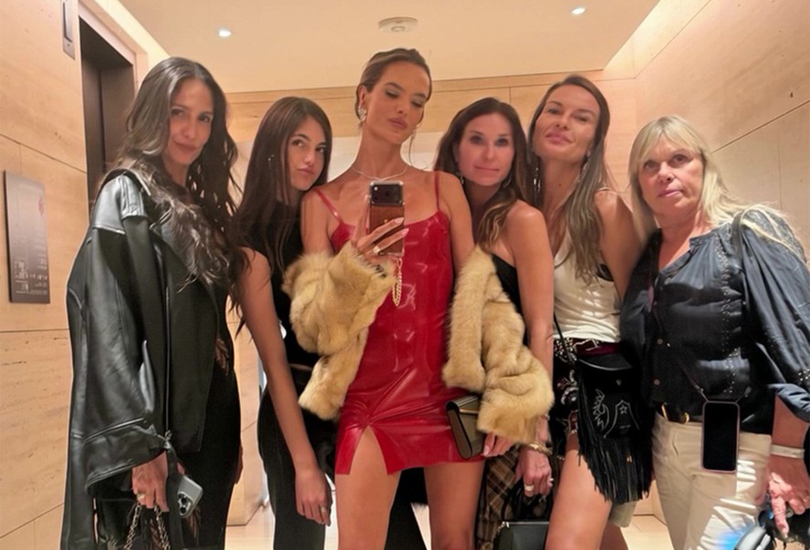 Alessandra Ambrosio mostra after do desfile da Victoria's Secret Fashion Show