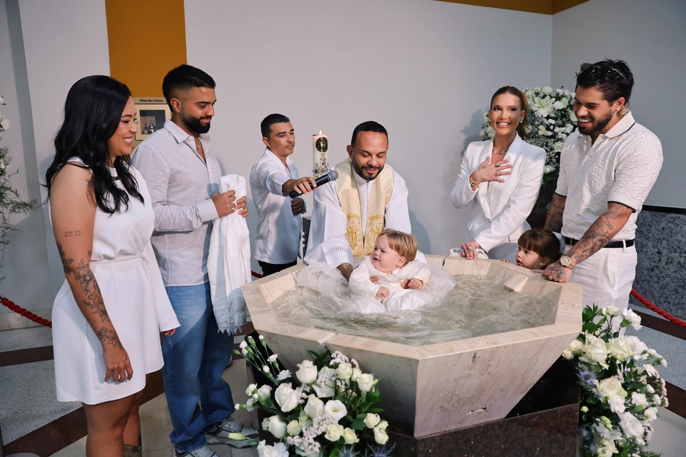 Virginia Fonseca e Zé Felipe batizam José Leonardo antes da festa de 1 ano  do caçula