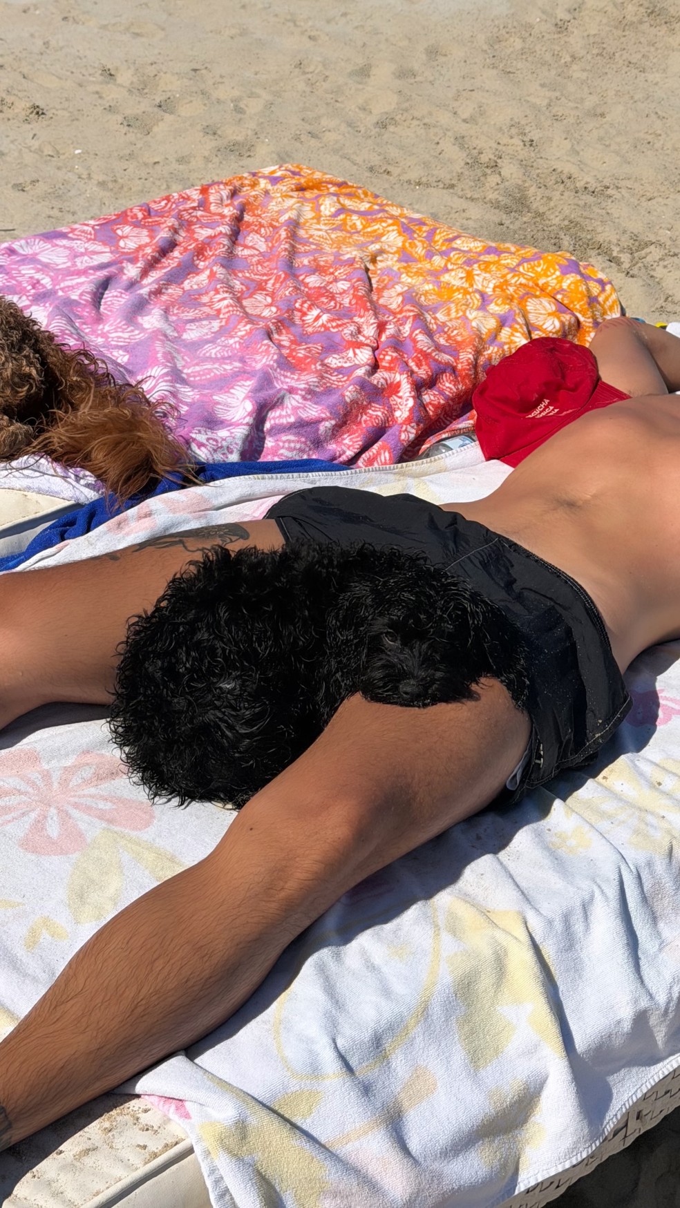 Sasha Meneghel e João Lucas curtem domingo com hidromassagem e praia — Foto: Reprodução/Instagram