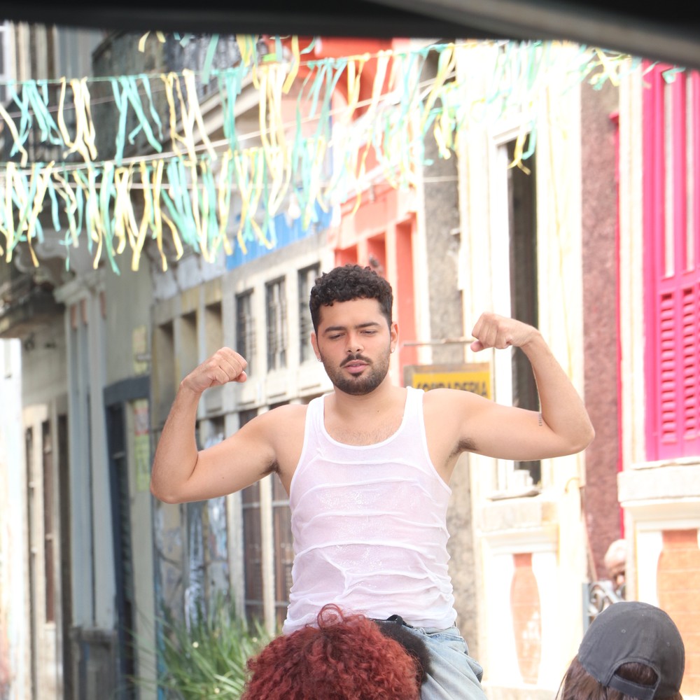 Pedro Sampaio grava clipe no Beco do Rato, no Rio