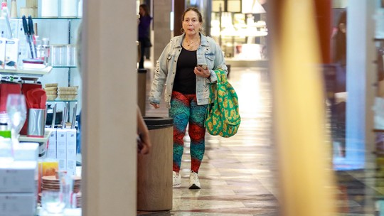 Susana Vieira dá selinho em fã durante passeio em shopping no Rio