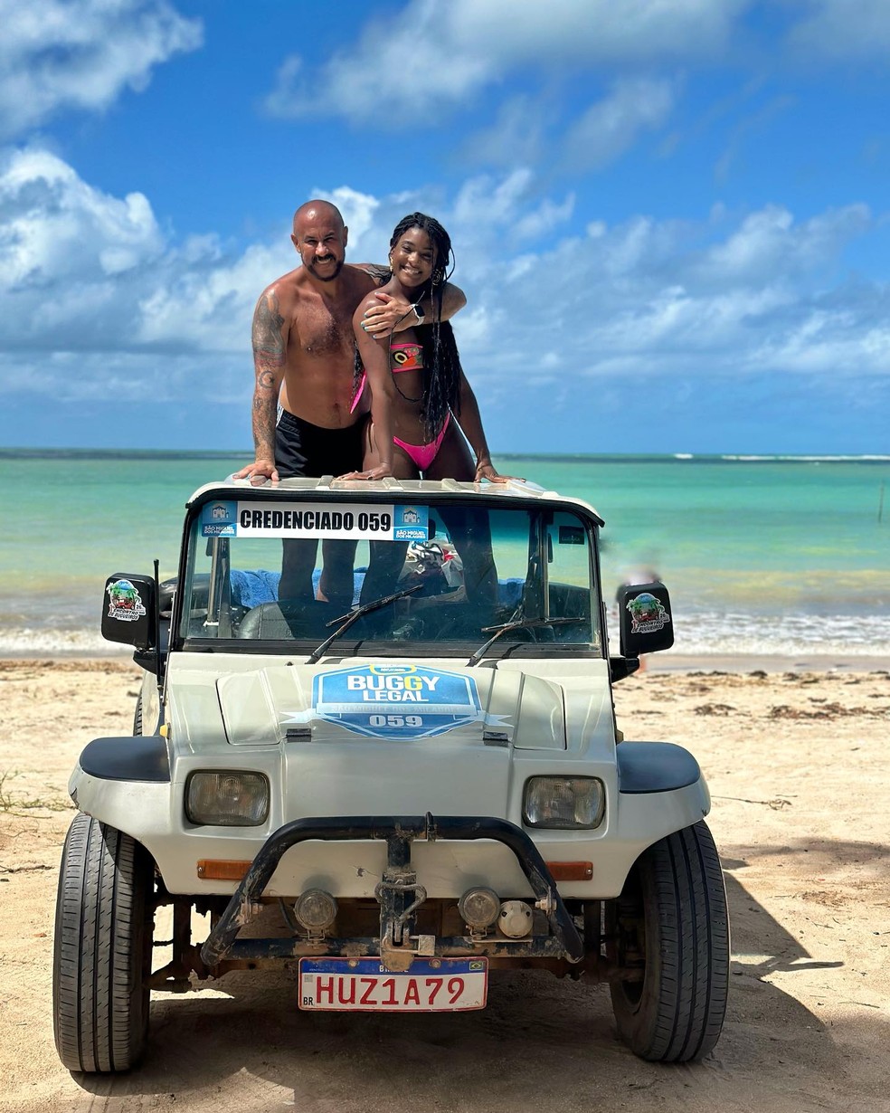 Erika Januza e produtor Jose Junior, do AfroReggae, trocam beijos em viagem