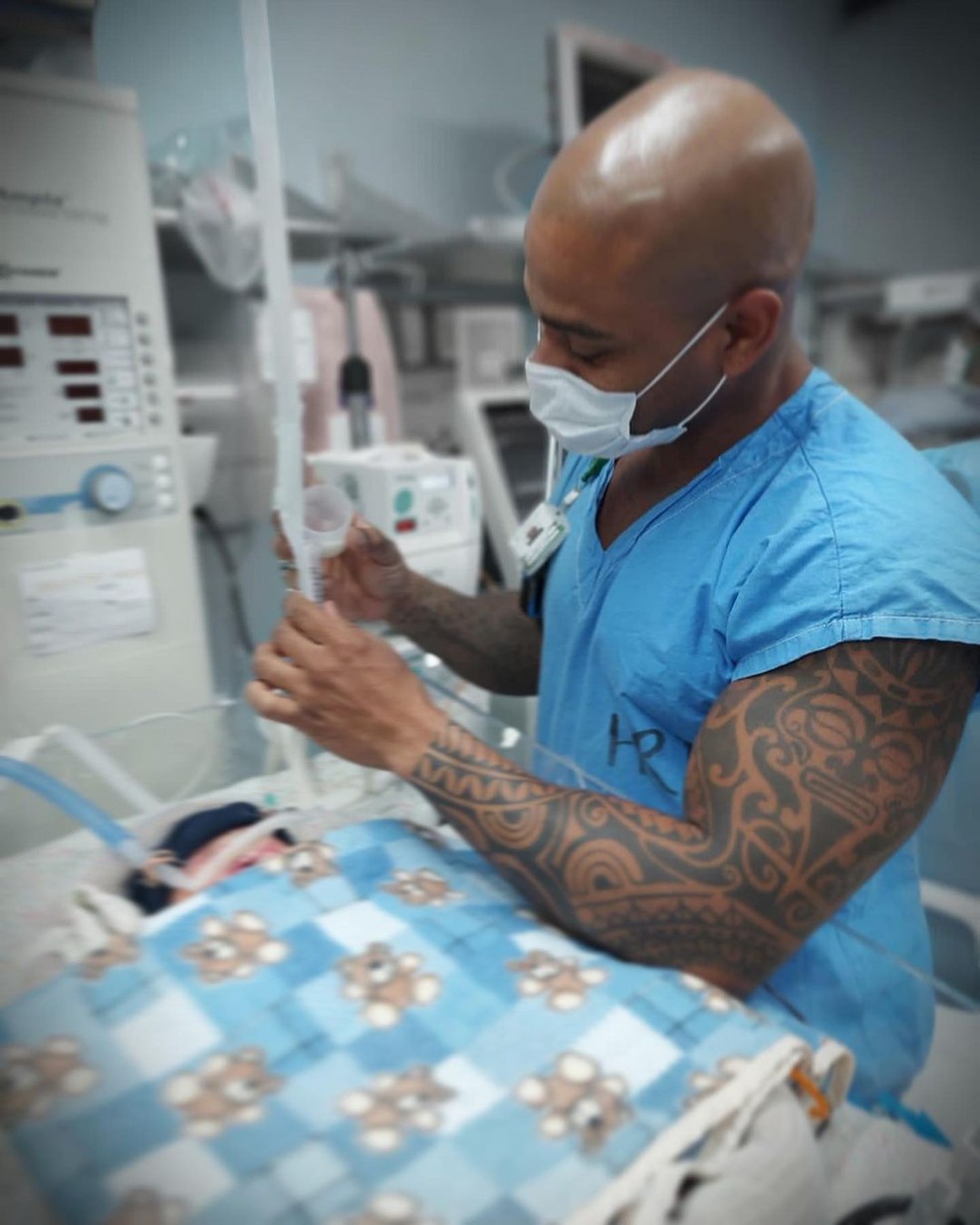 Cezar, do BBB 23, trabalha em UTI Neonatal — Foto: Reprodução/Instagram