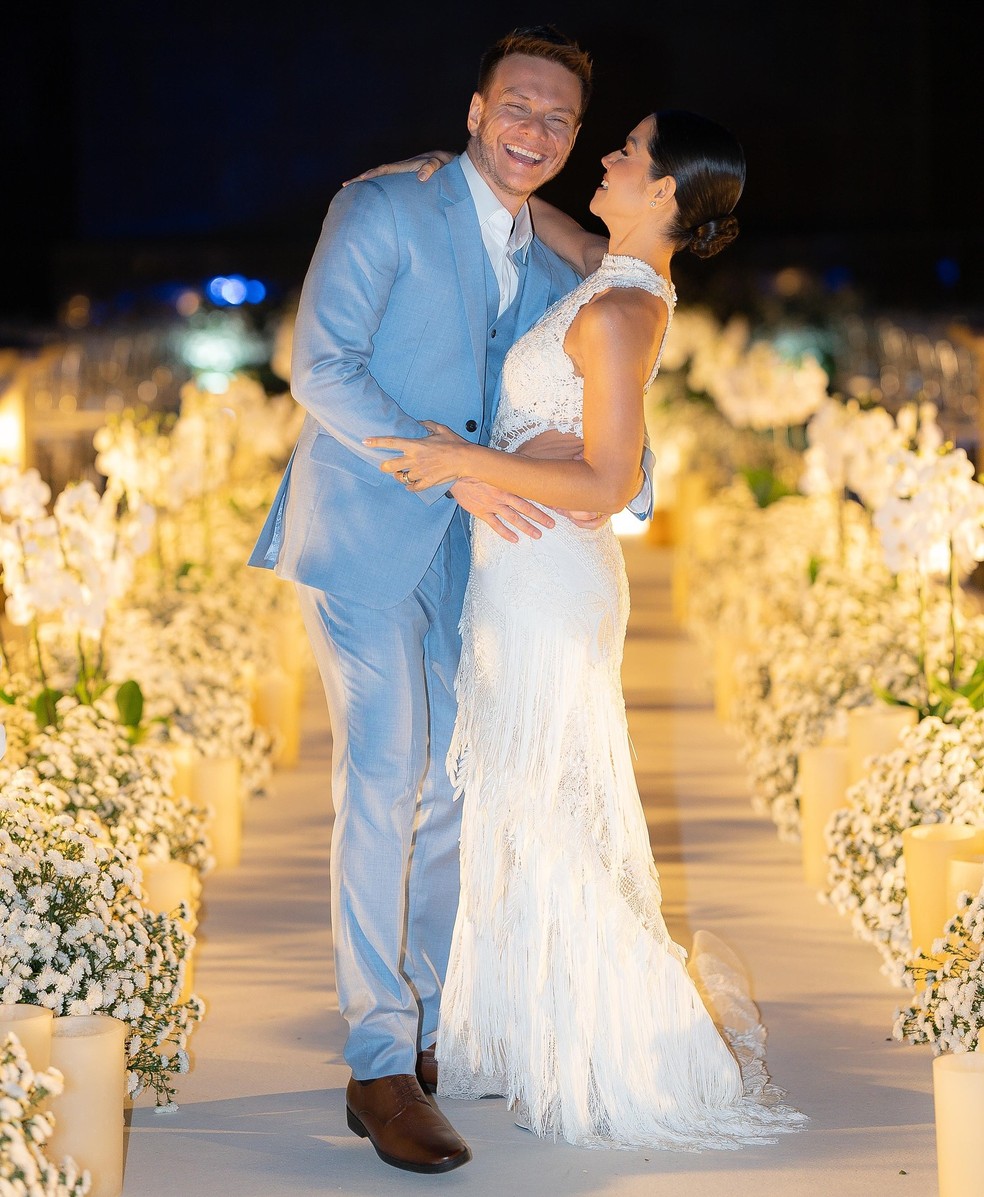Thais Fersoza e Michel Teló se emocionam com fotos de renovação de votos