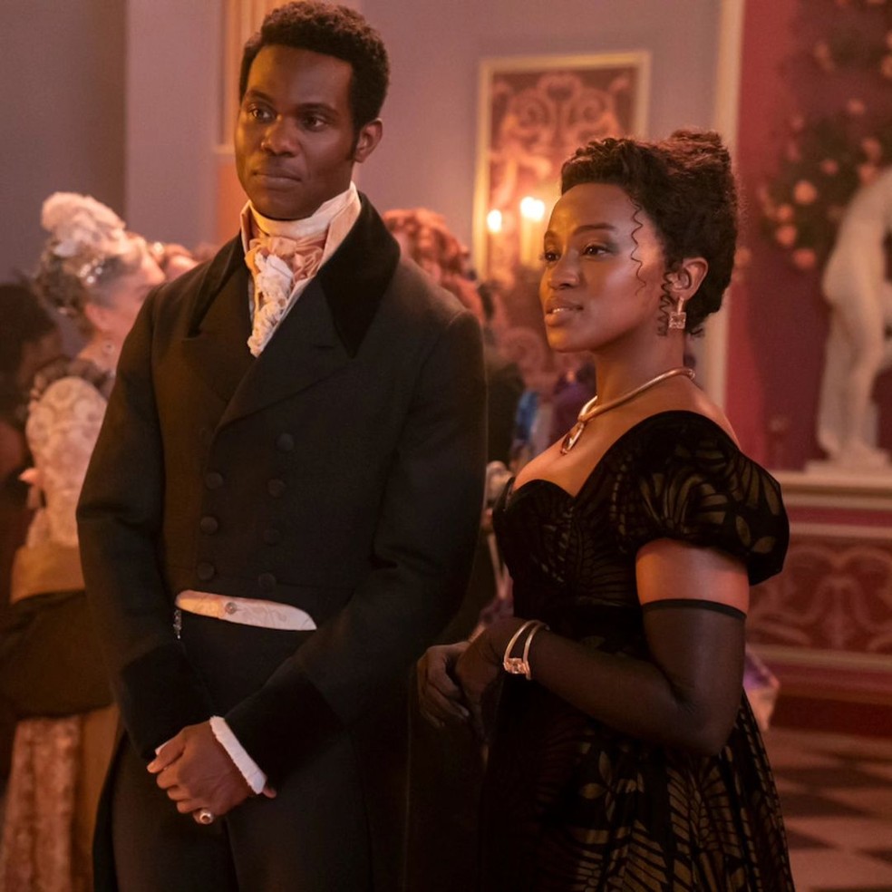 John Stirling (Victor Alli) e Michael Stirling (Masali Baduza) em 'Bridgerton' — Foto: Divulgação