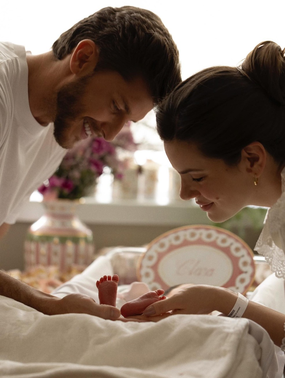 Camila Queiroz e Klebber Toledo anunciam nascimento da filha — Foto: Reprodução/Instagram