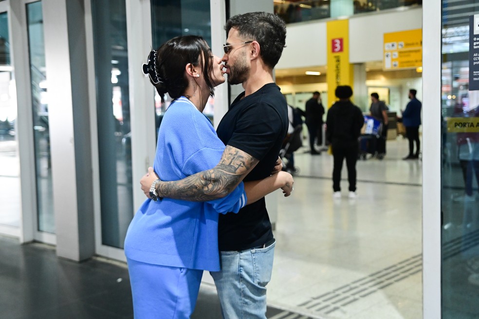 Key Alves troca beijos apaixonados ao reencontrar namorado no Brasil; fotos