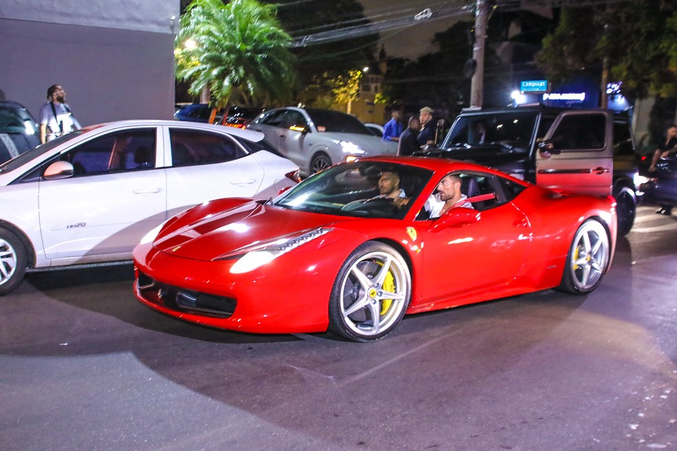 Simone Sucina ha festeggiato il suo compleanno guidando una Ferrari - Fotografia: Thiago Duran/Brazil News
