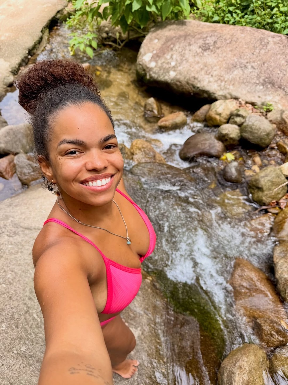 Jeniffer Nascimento em cachoeira no Rio de Janeiro — Foto: Reprodução/Instagram