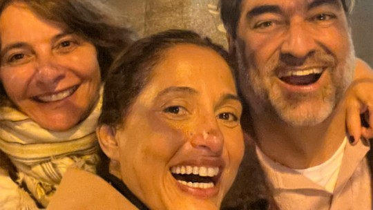 Camila Pitanga celebra aniversário de Zeca Camargo com Cláudia Abreu em Paris