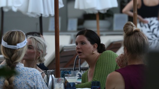 Lana Del Rey é vista tomando drinks em hotel luxuoso no Rio de Janeiro