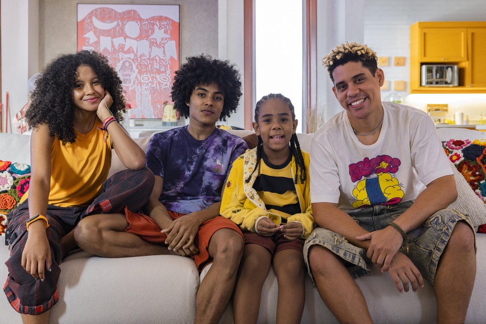 Glorinha (Laura Luz), Ítalo (Fabrício Assis), Samuca (Kadu Spinola) e Peixe (Cauê Campos) — Foto: TV Globo