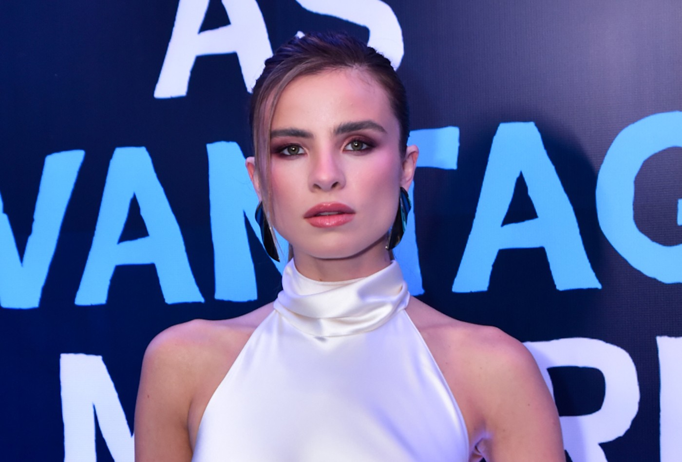 Recém-casada, Giulia Be usa longo 'à la noiva' para première
