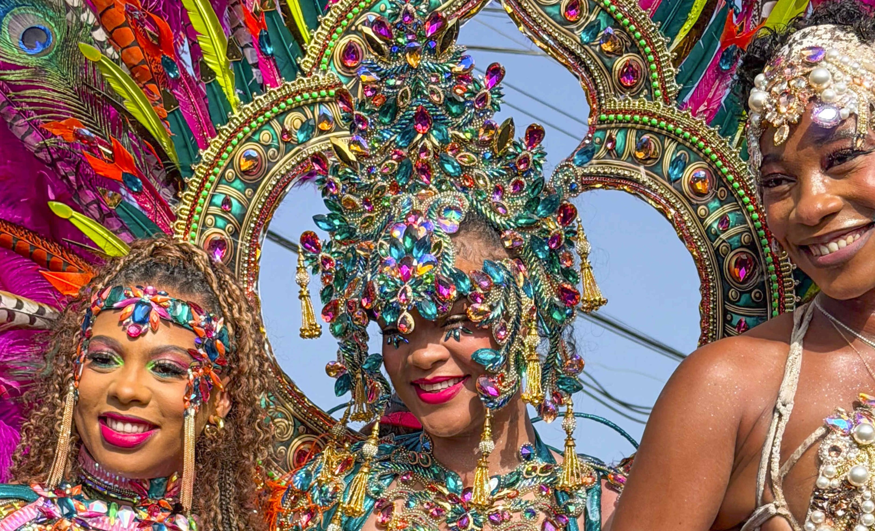 Rihanna usa fantasia cravejada de pedras no Carnaval de Barbados; confira - QTU Questões do Universo