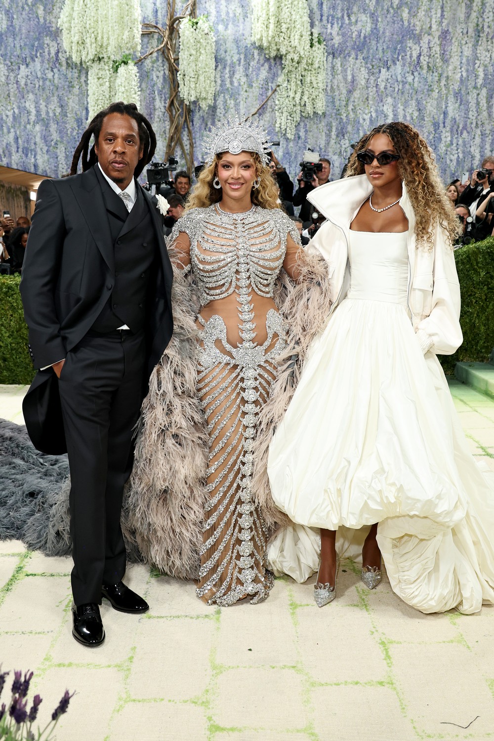Met Gala: Beyoncé brilha no tapete vermelho com a filha e o marido após ...