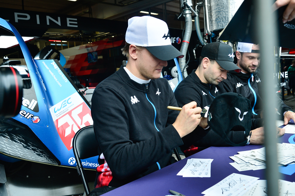 Filho de Michael Schumacher distribui autógrafos em Interlagos