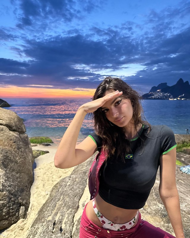 Emily Ratajkowski curte praia no Rio, se declara em português, e ...