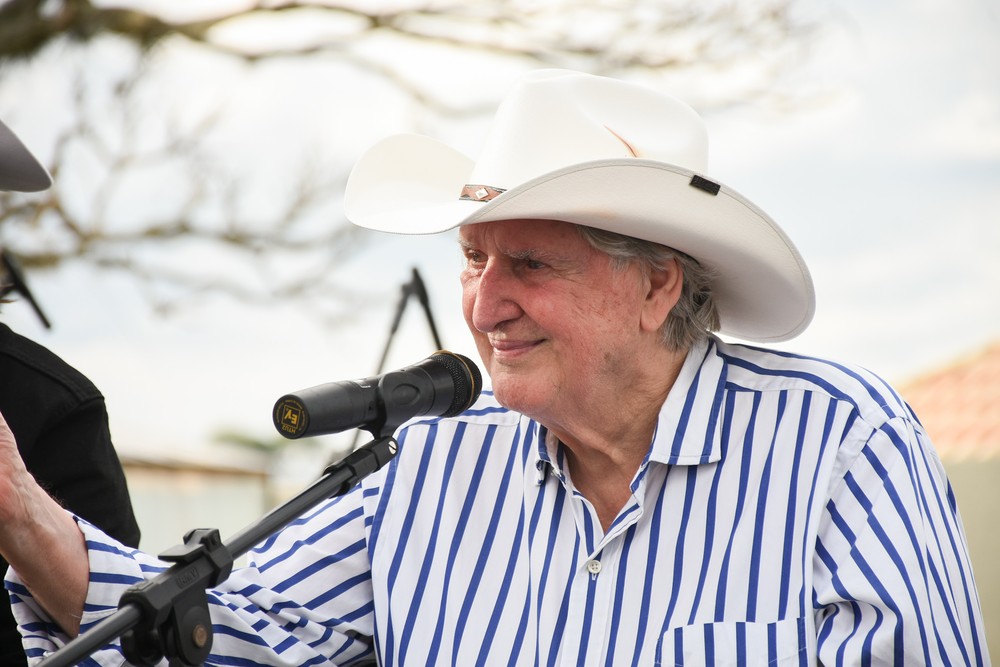 Sérgio Reis comemora 85 anos e troca beijos com a esposa