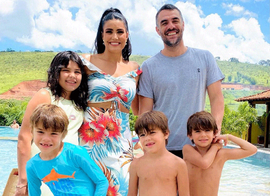 Mariana Felício e Daniel Saullo com os quatro filhos