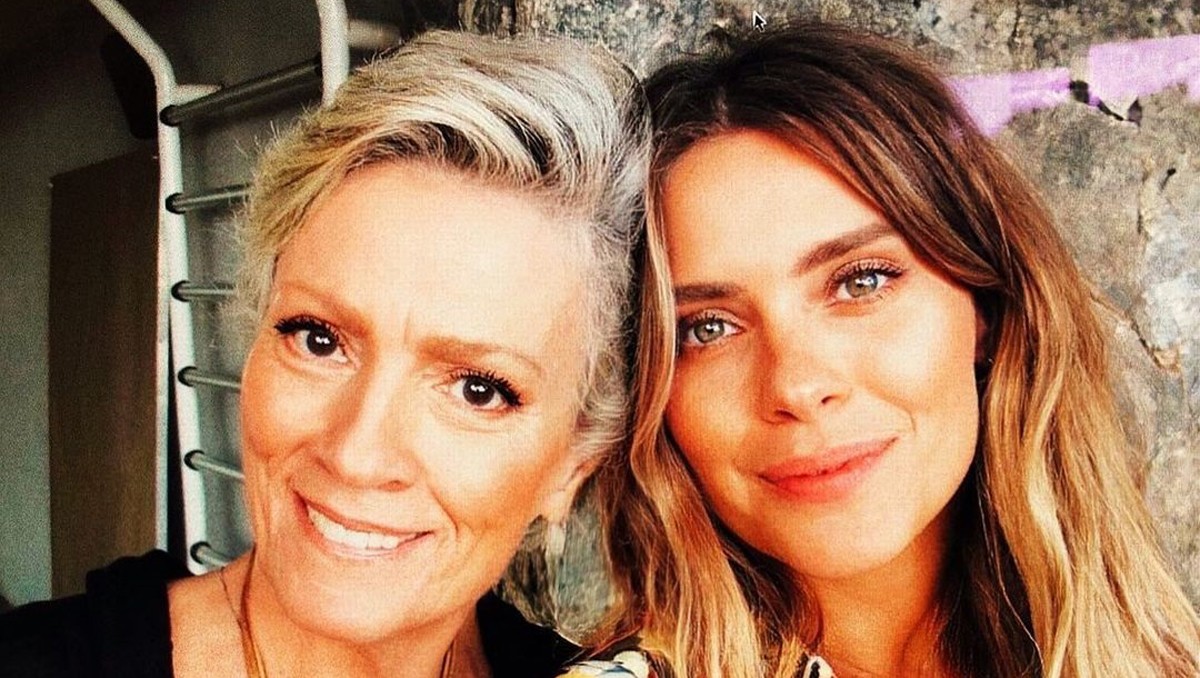 Carolina Dieckmmann expõe fase em que a mãe enfrentou problemas com álcool: "Eu fui essa criança" - QTU Questões do Universo