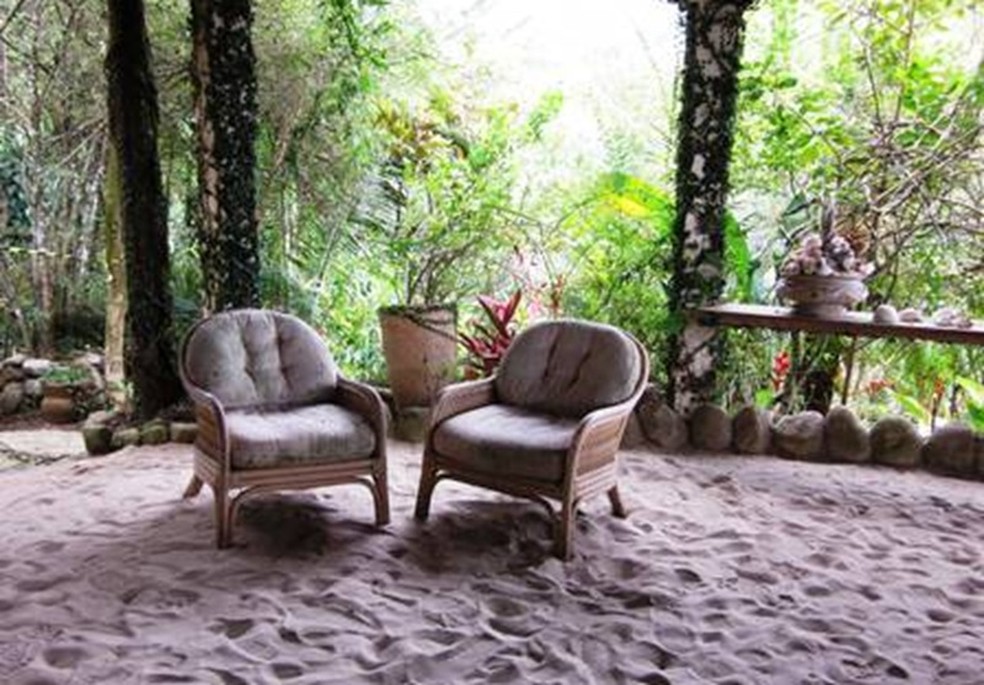 Clodovil não gostava de ir à praia, mas fez uma sala com chão de areia — Foto: Reprodução