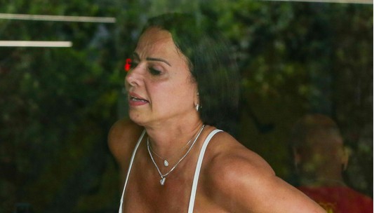 Viviane Araujo faz caras e bocas enquanto pega pesado no treino, veja fotos