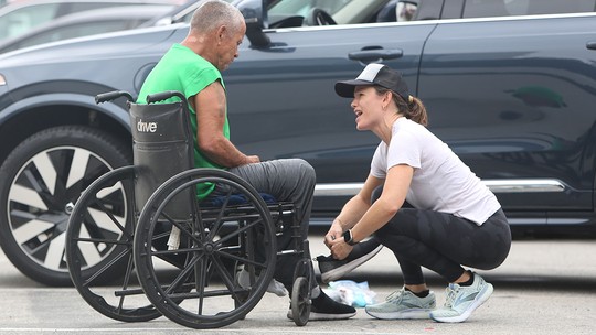 Jennifer Garner chama paparazzo para ajudar homem em situação de rua: 'Quanto você calça?'