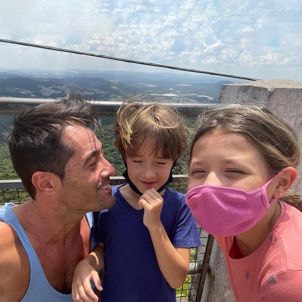 Vicente Escrig com os filhos — Foto: Reprodução/Instagram