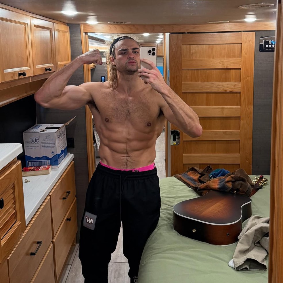 Após sumiço, Noah Centineo choca fãs ao aparecer fortão e loiro ...