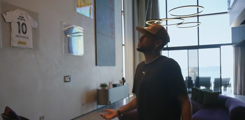 Neymar faz tour por sua casa em Santos — Foto: Reprodução/Instagram