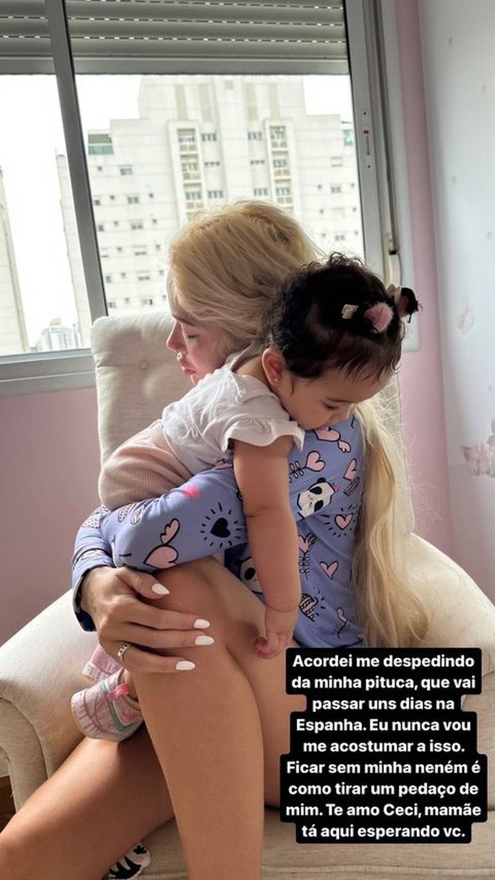 Karoline Lima se emociona ao se despedir da filha — Foto: Reprodução/Instagram
