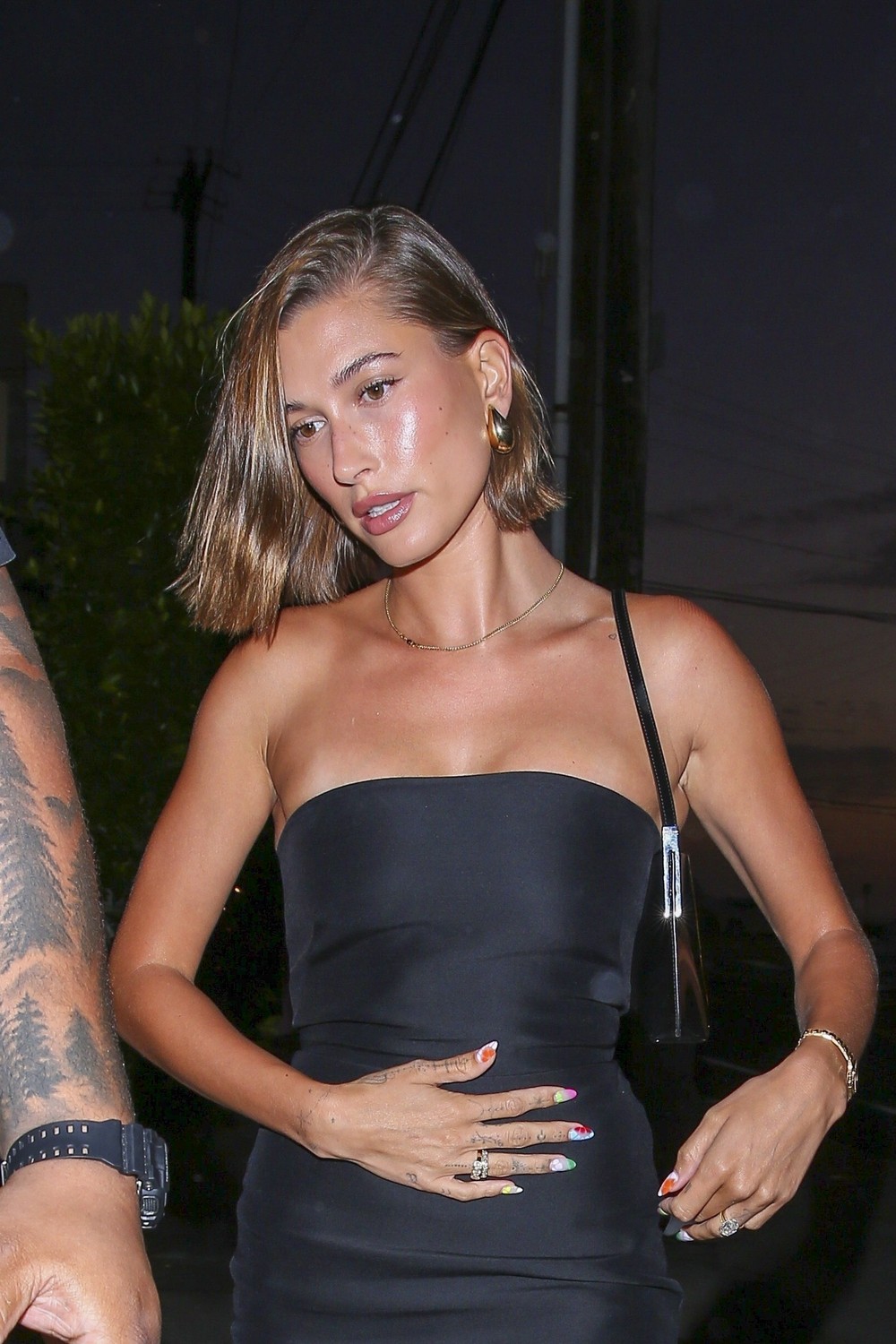 Em meio a rumores de gravidez, Hailey Bieber protege a barriga ao ...
