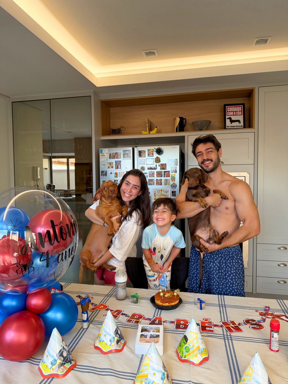 Marina Baldin e André Scardovelli com o filho — Foto: Reprodução/Instagram