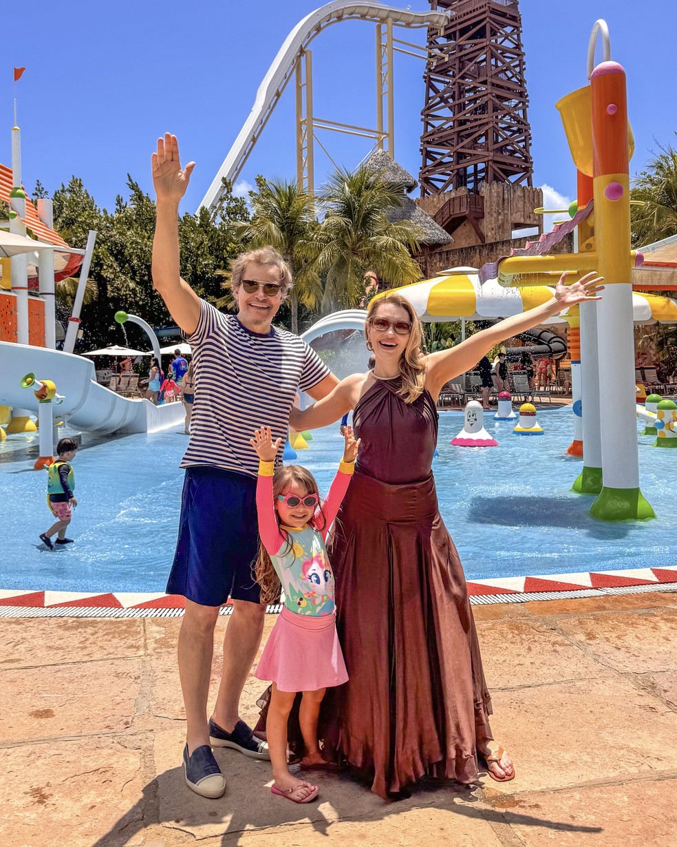 Edson Celulari e Karin Roepke com a filha, Chiara — Foto: Divulgação