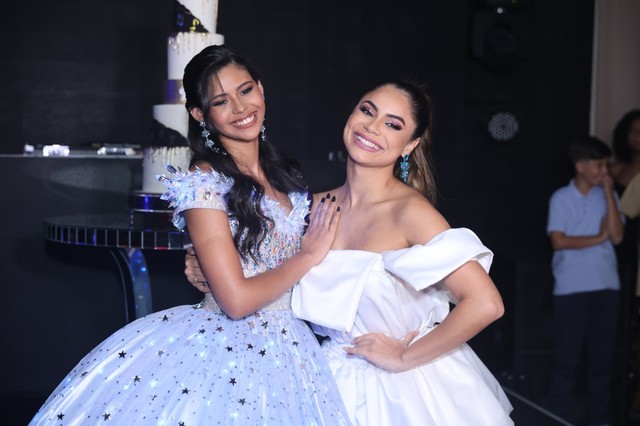 Irmã de Lexa celebra os 15 anos com vestido de princesa e presença dos pais