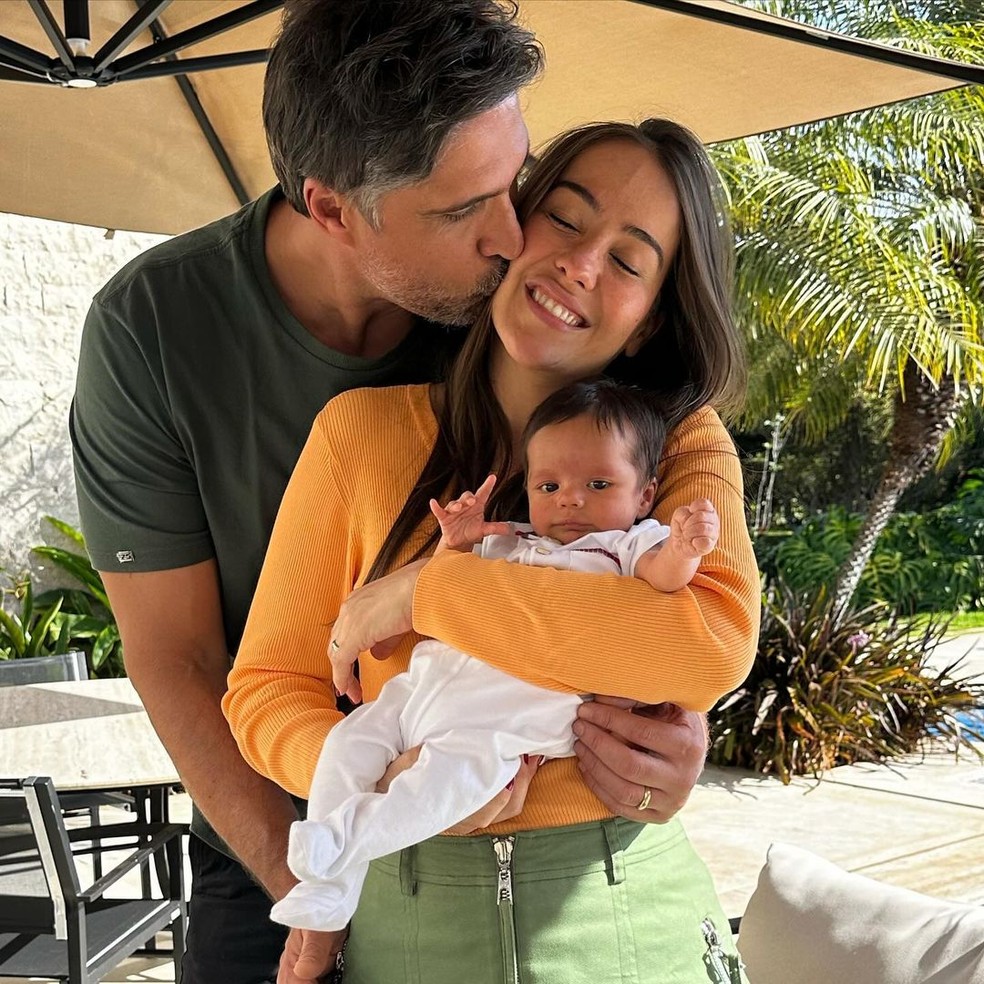 Leo Chaves e Carolina Figueira mostram filho pela primeira vez — Foto: Reprodução/Instagram