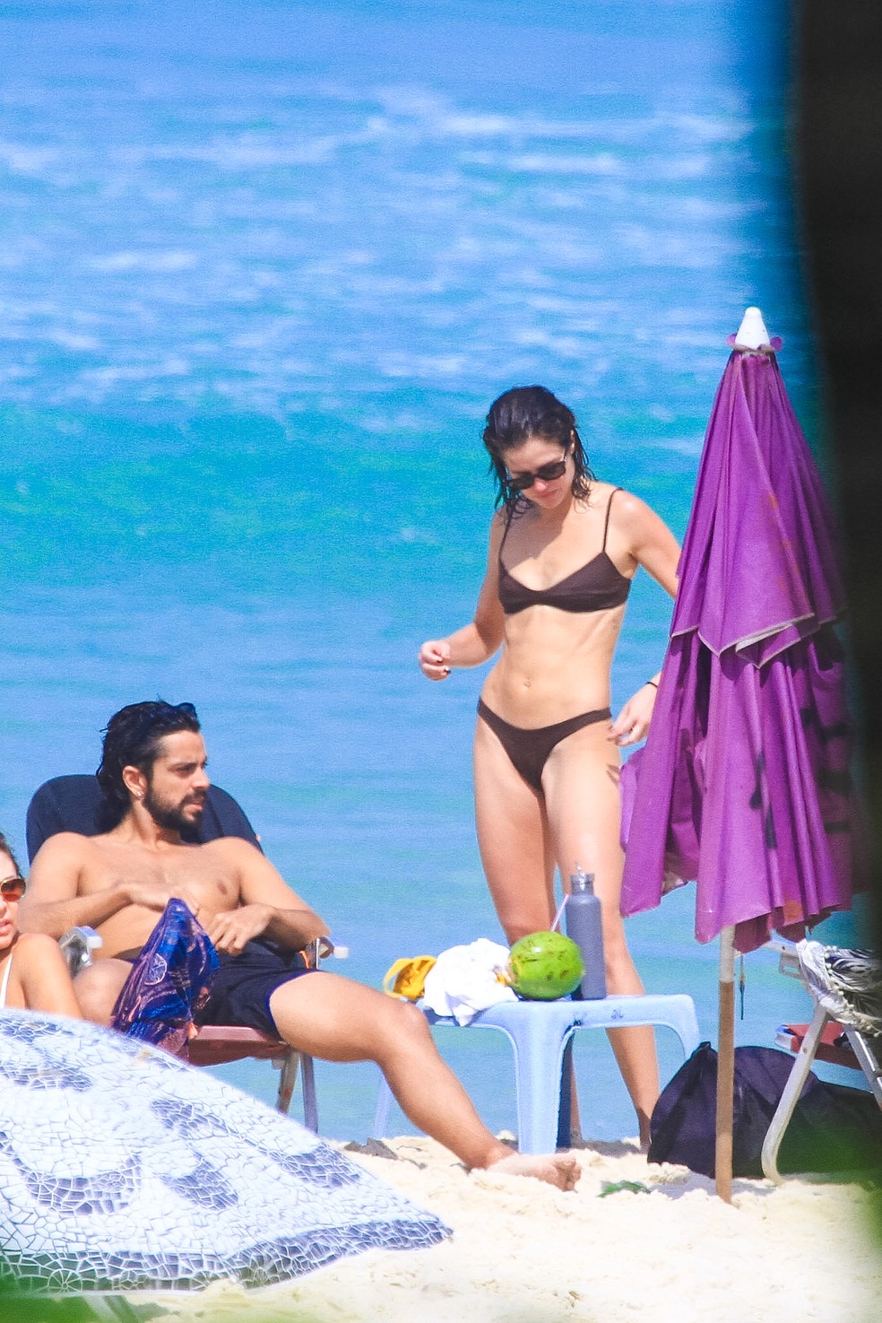 Rodrigo Simas e Agatha Moreira na Praia da Barra da Tijuca , no Rio — Foto: Daniel Delmiro/AgNews