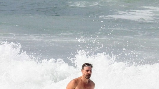 Reynaldo Gianecchini é fotografado de sunga em praia carioca