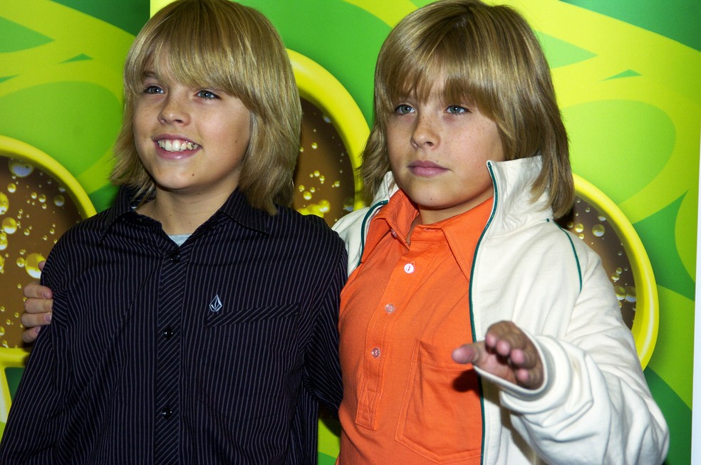 Cole e Dylan Sprouse na época de Zack & Cody - Gêmeos em Ação — Foto: Getty Images