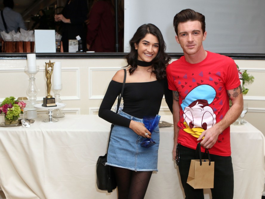 Mulher de Drake Bell pede divórcio uma semana após desaparecimento do astro