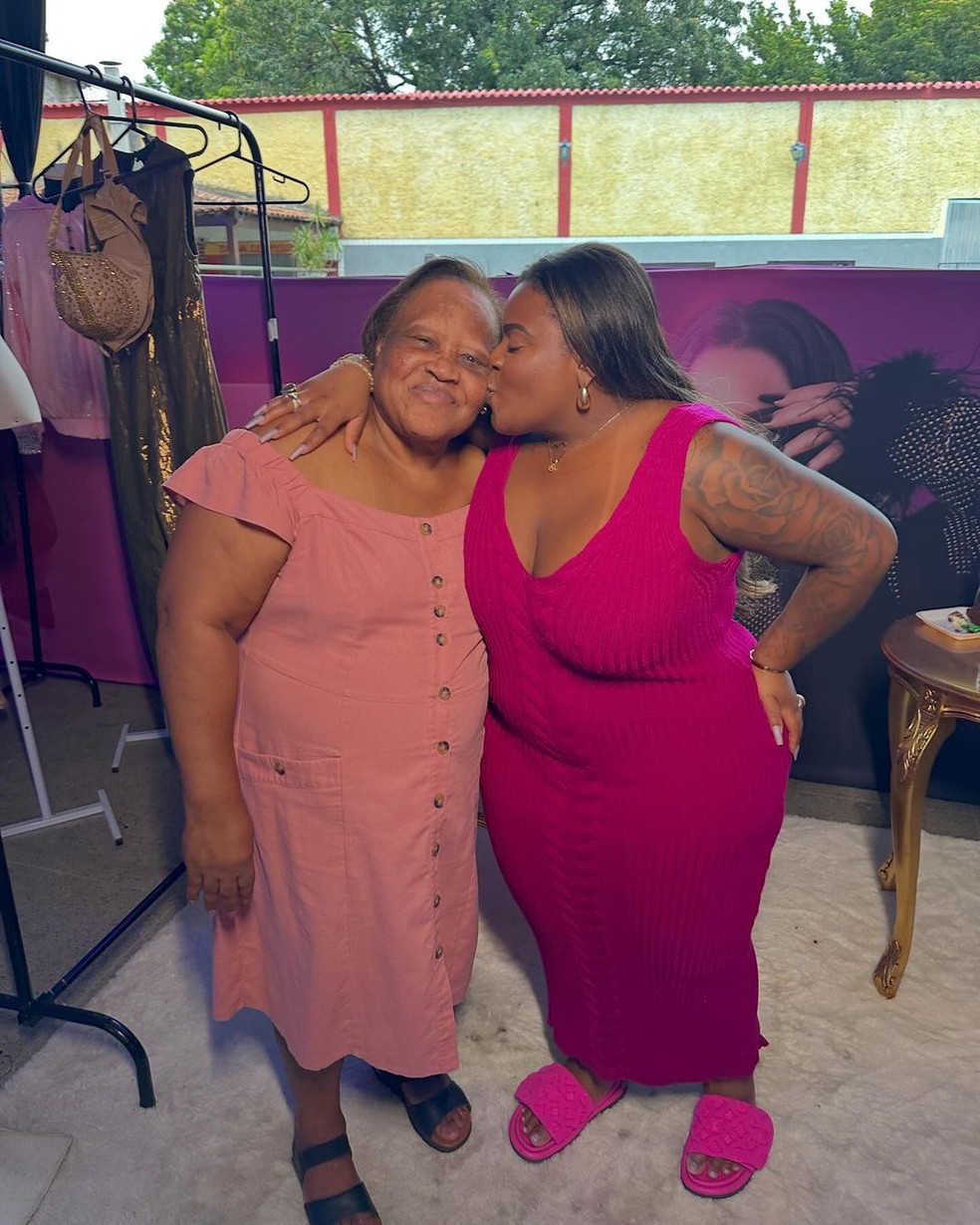 Jojo Todynho com a avó, Rita, em seu bazar beneficente — Foto: Reprodução/Instagram